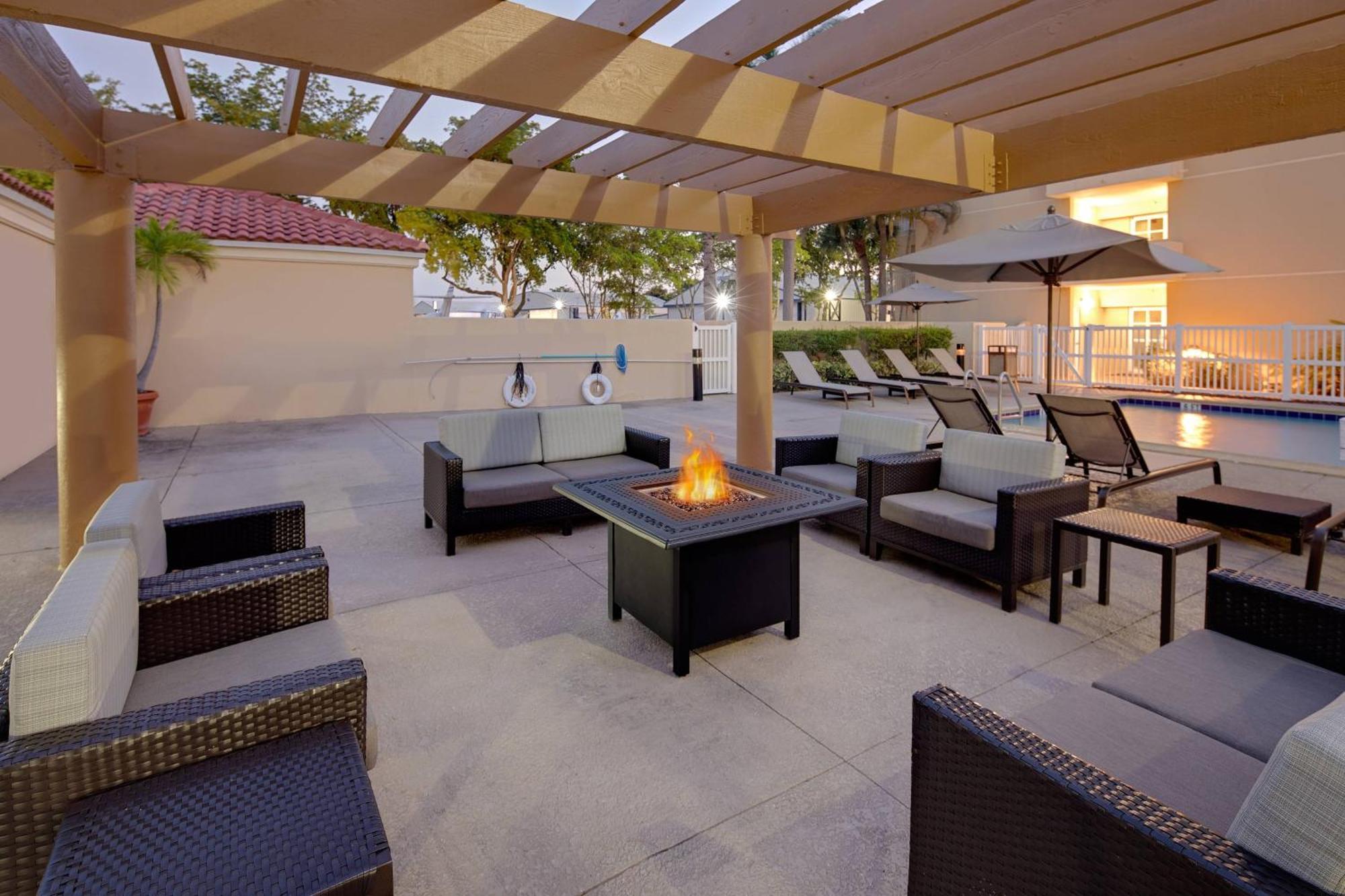 Courtyard By Marriott Fort Lauderdale North/Cypress Creek Exterior foto